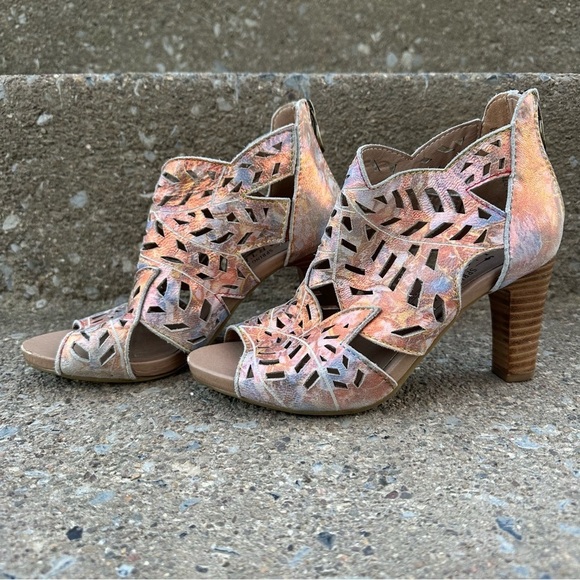 L'Artiste Amora Hand Painted Leather Peep Toe Laser Cut Bronze Sandal - Picture 7 of 10